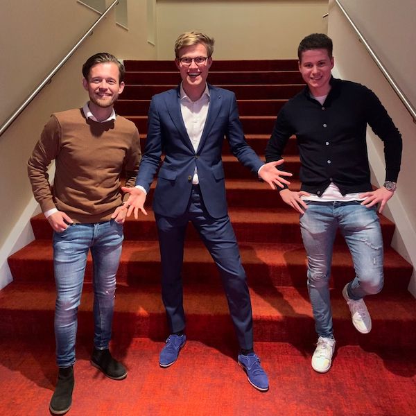 Hofnar Jort Verhage (18 jaar) houdt gevestigde directeuren een spiegel voor